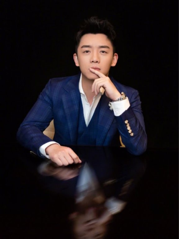 “时尚小猎豹”郑恺出席活动,穿格纹西装尽显简约帅气