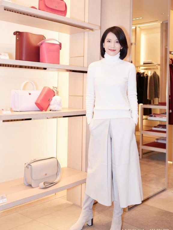 俞飞鸿穿黑色连衣裙减龄20岁,被她的好气质征服了