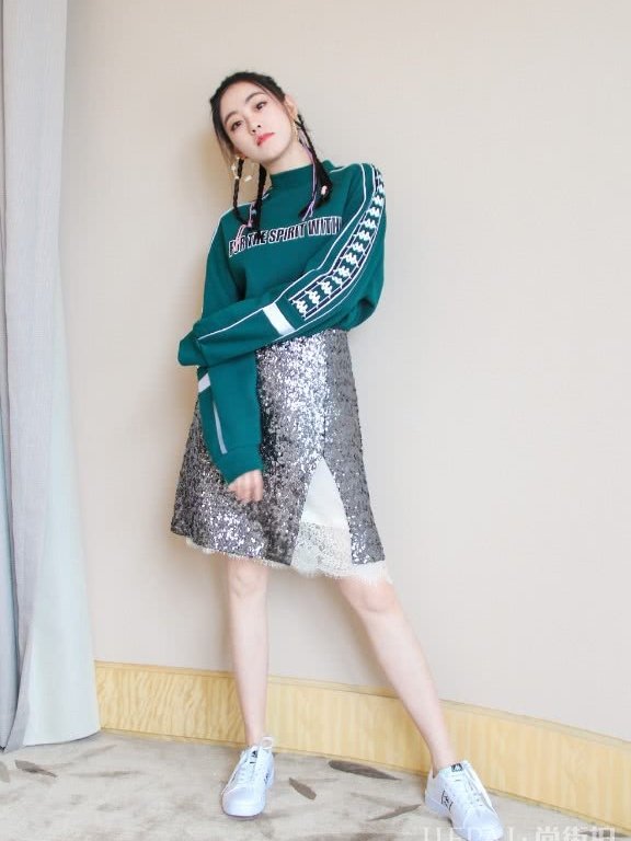 祝绪丹太有个性了，在运动鞋上玩“贴纸”，贴坏了意外更时尚了