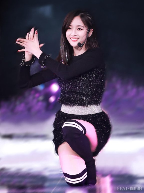 火箭少女终于合体,穿暗黑系造型,居然美出了高级感!