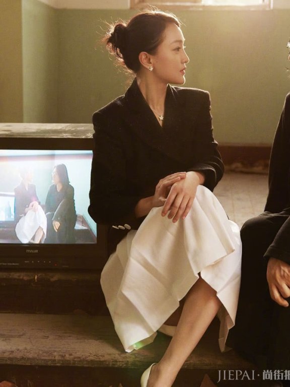 周迅这一身金马奖造型回到了10年前,中间像绑着“尿片”!