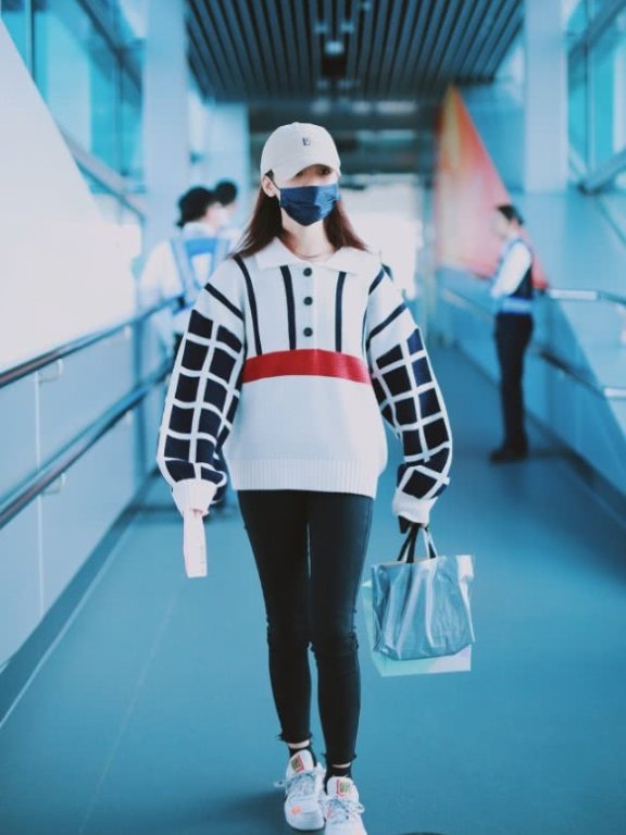 杨超越穿成了真人版“大白”,心疼毛衣三分钟