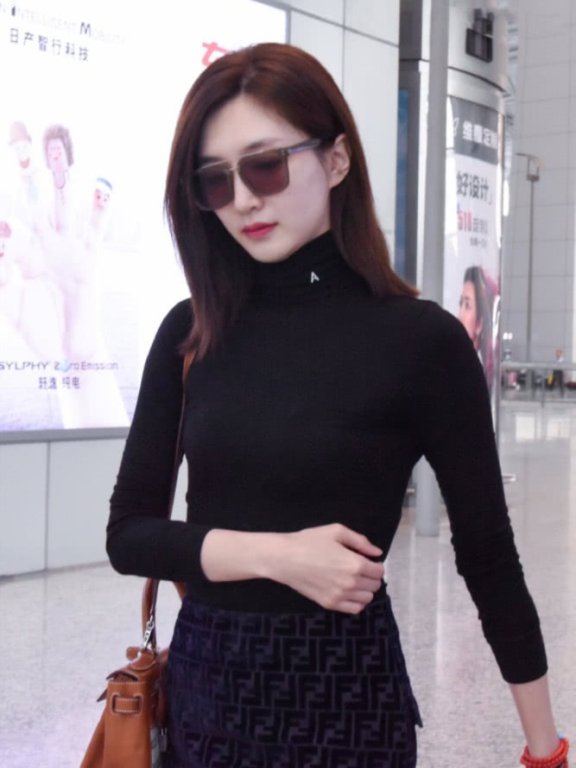 江疏影现身机场，气质十足的女友风穿搭，超美！