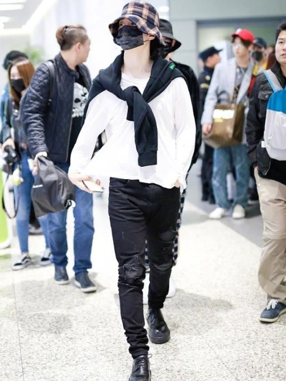 范丞丞一身黑白配现身，头上的格子渔夫帽抢镜，戴上更时髦！