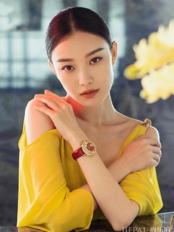 倪妮这次又穿墨绿色睡衣套装现身,却意外的时髦