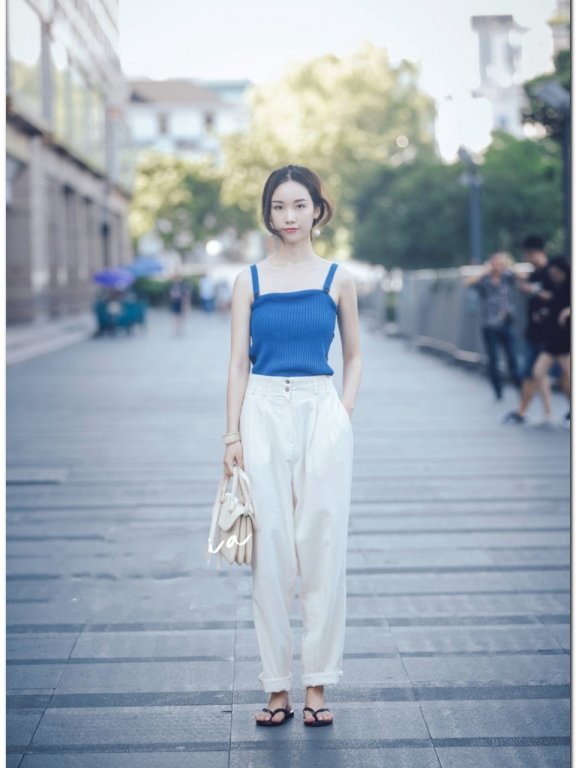 国内美女街拍：一件黑色长T恤，修长大腿下踩着一双拖鞋霸气十足