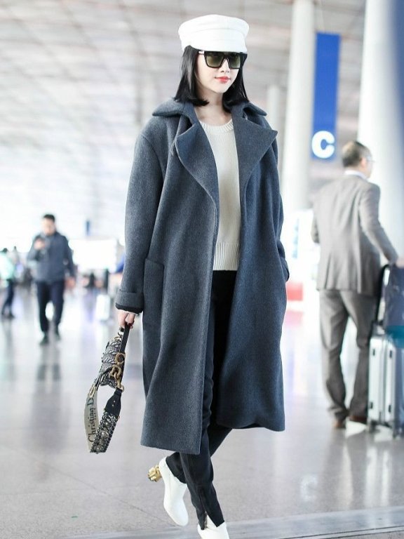 景甜机场又创新造型,灰色大衣尽显女王范儿!
