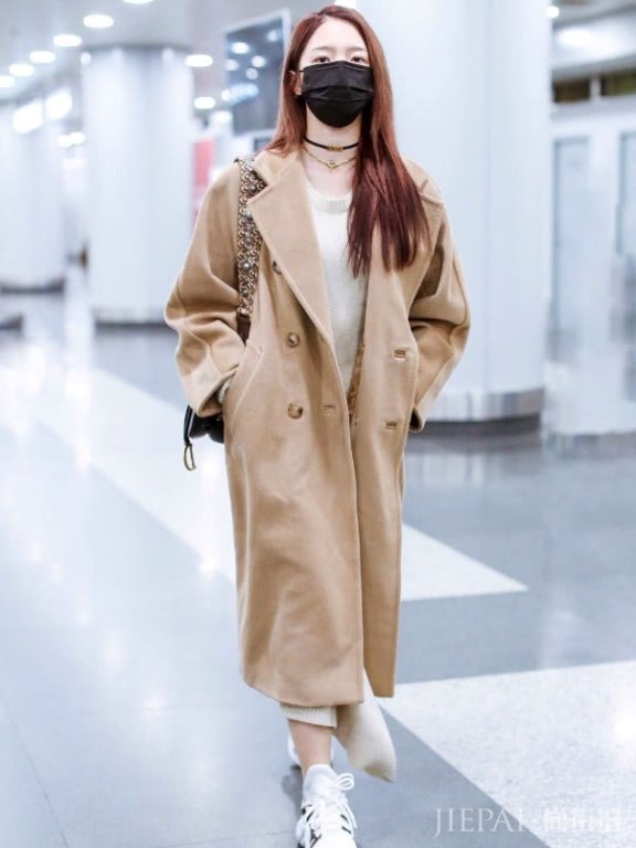 “山支大哥”孟美岐穿大衣现身!