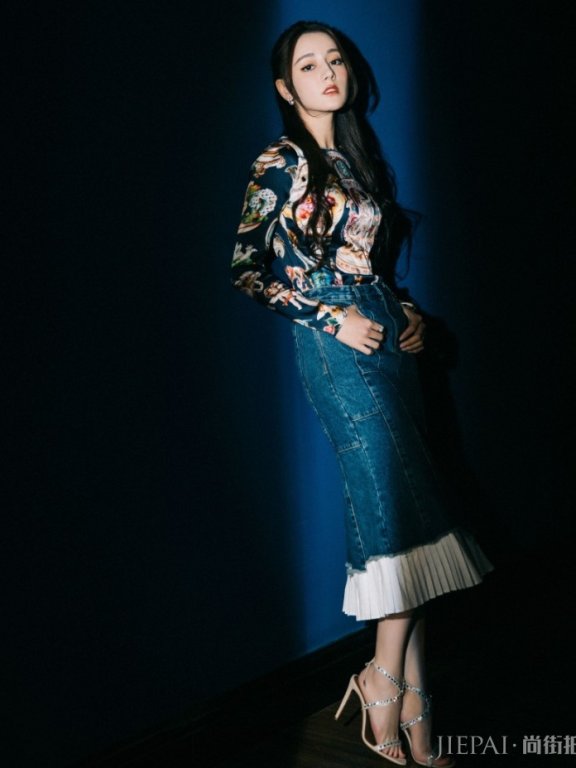 迪丽热巴全身最潮竟是“项圈”,意外衬肤色也是绝了