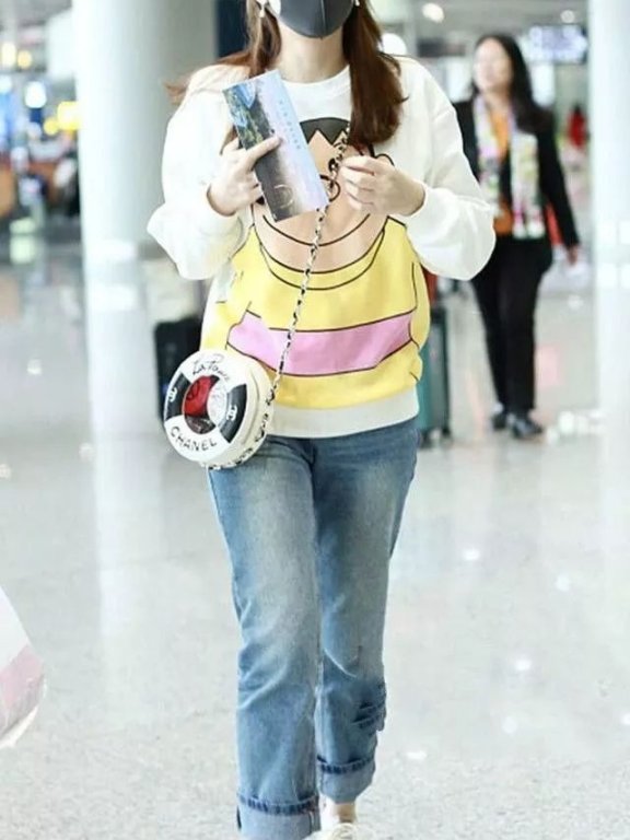 陈乔恩的游泳圈包真心装不下什么东西!