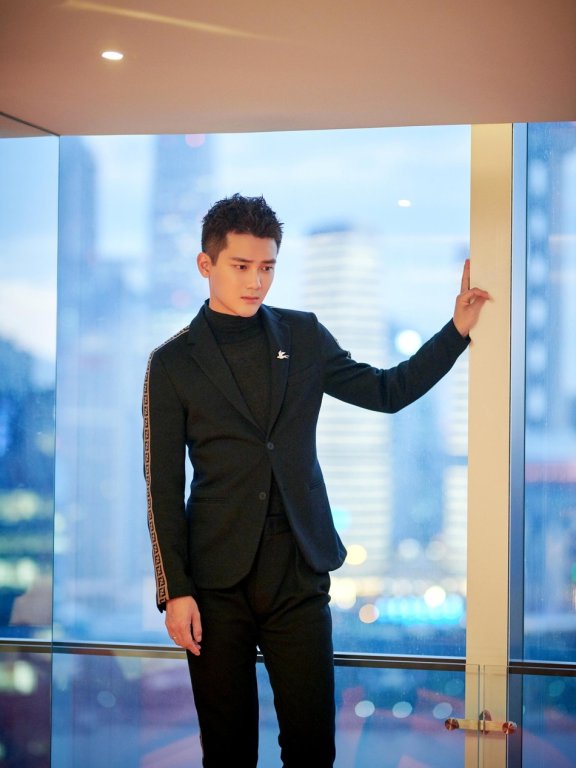 熊梓淇写真大片曝光 黑色西装简约干练