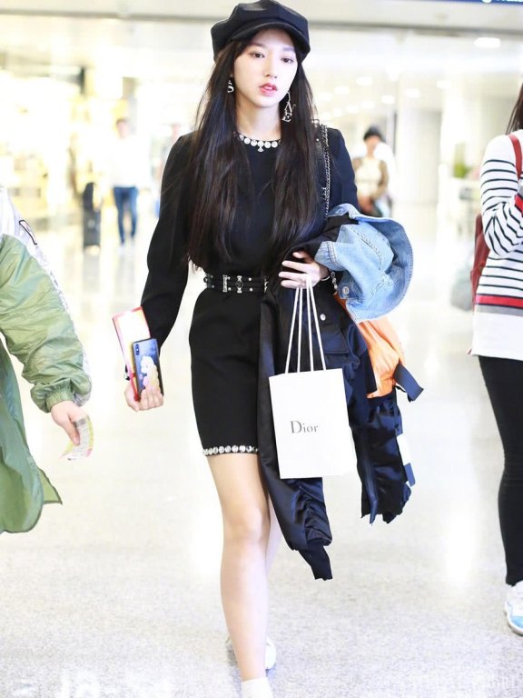 程潇裹羽绒服走机场，藏起“铁刘海”戴贝雷帽格外可爱！