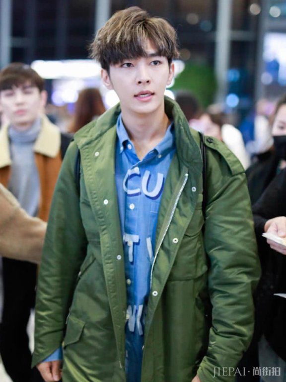 炎亚纶穿蓝衬衫,混搭“原谅绿”大衣,帅气十足