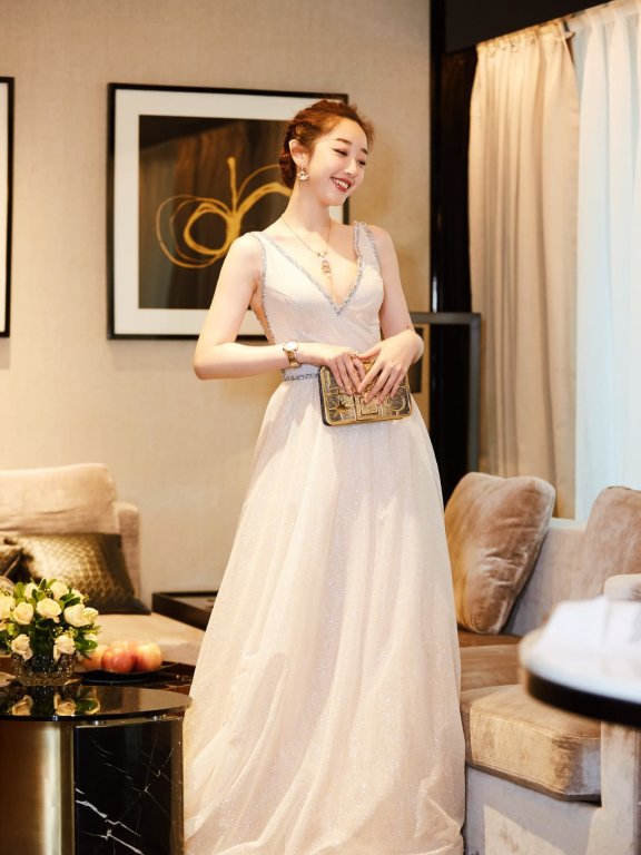 蒋梦婕越来越会穿了,中长款印花衬衫摩登大方,泡面卷发更吸睛