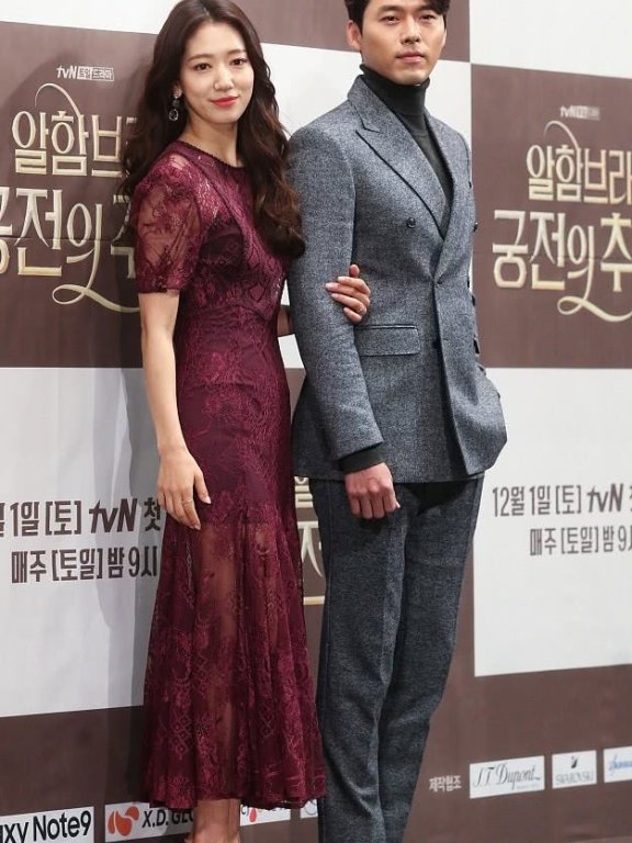 朴信惠宣传新剧,穿酒红色蕾丝裙女人味十足,和玄彬同框甜到鼾