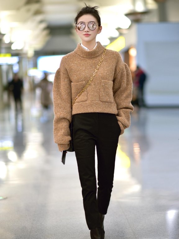 景甜现身机场 驼色毛衣温暖气质秀长腿