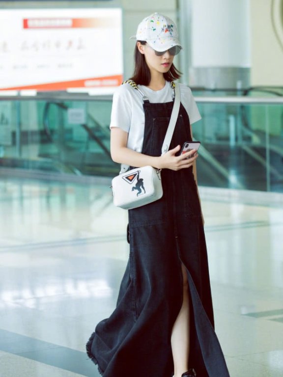 蓝盈莹“拖把”长裙,个性十足!