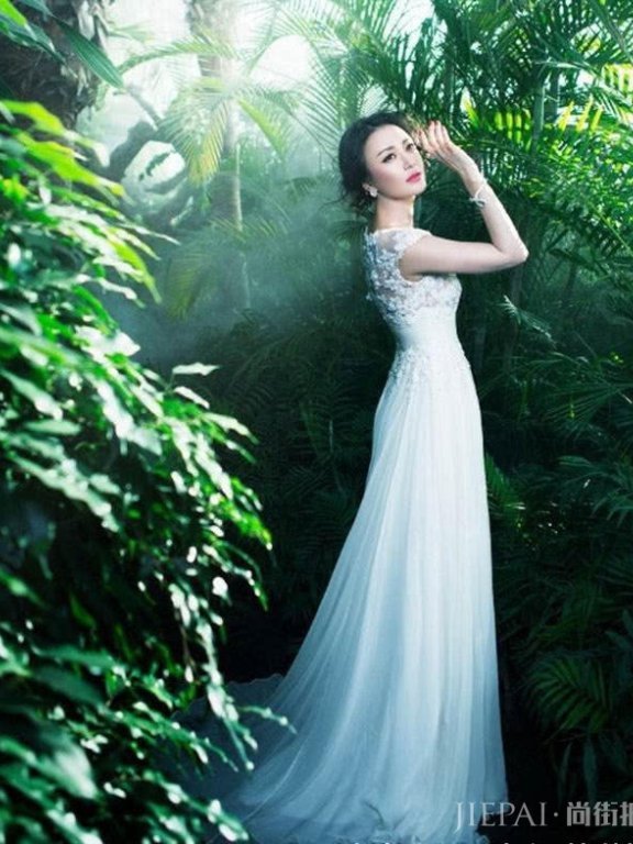 37岁秦岚8套礼服尽显魅力,每套都展现S型身材 女人味十足