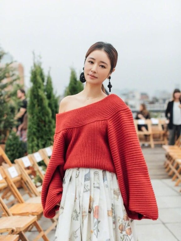 林心如腰上围着“小桌布”,搭配裤子更显臃肿肥胖,真心看不懂了