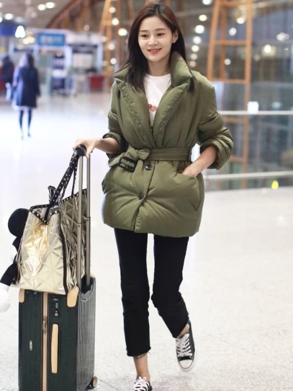 王媛可加厚棉衣裹严实，裤子却短到小腿露脚踝，冷还是热？