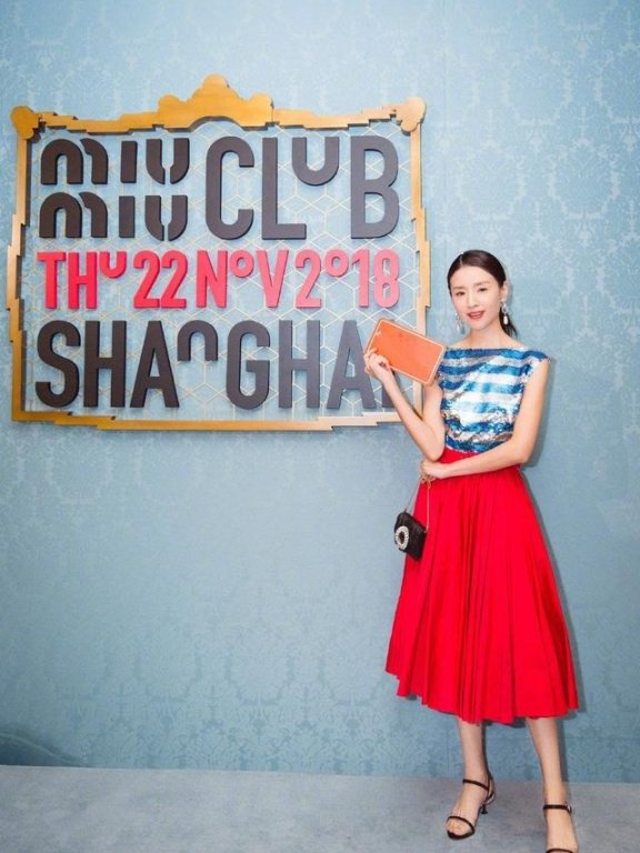 董洁一袭红裙配亮片装气质惊艳，扎个马尾辫更减龄了