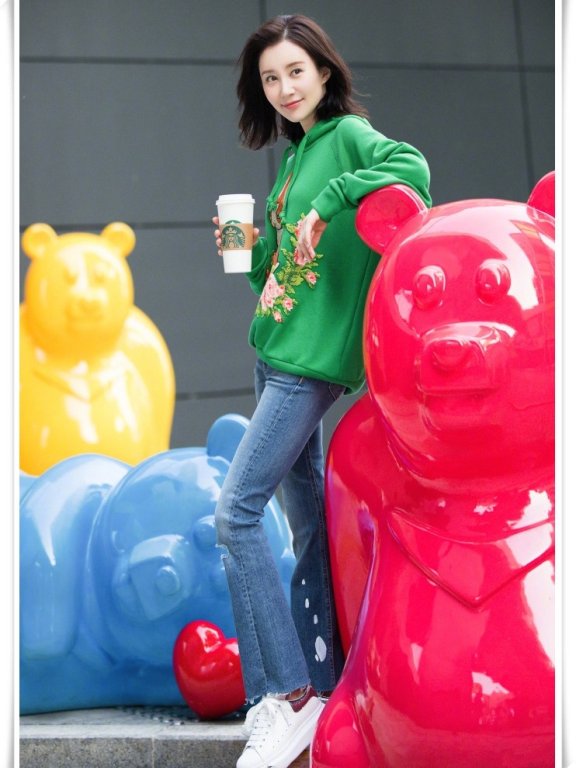 舒畅长相甜美可爱,驾驭的服装也是很有少女的既视感!
