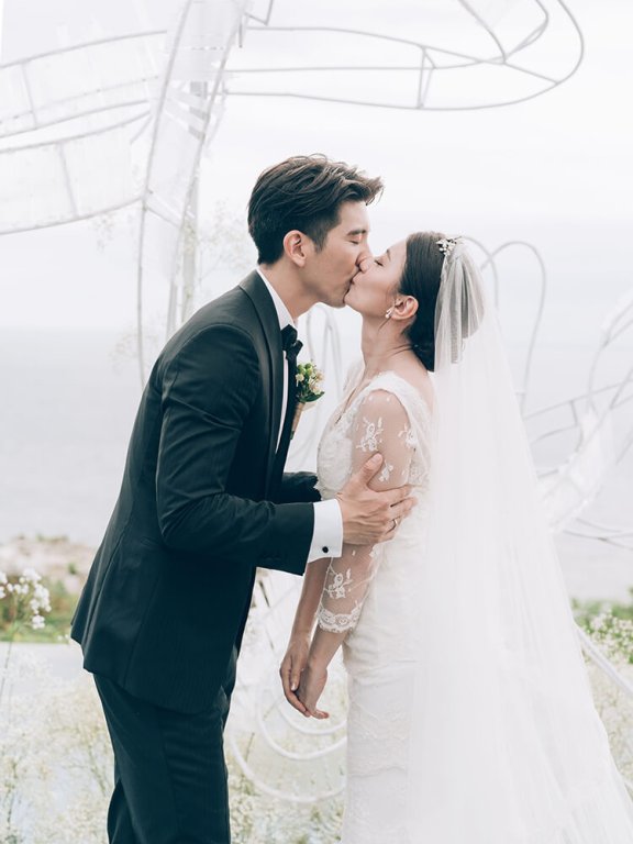 贾静雯修杰楷婚宴照曝光 咘咘感动到流泪