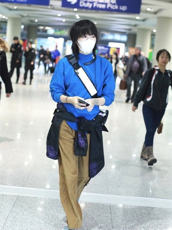 窦靖童穿衣画风终于正常了，卫衣配休闲裤超随性，手上的纹身亮了