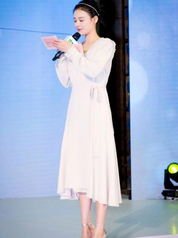马思纯这次穿的太仙了,白裙配发箍,宛如小精灵!