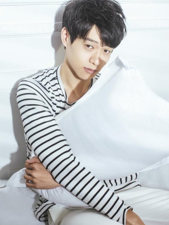 魏大勋晒旧照庆粉丝2000万 大方送拥抱身材亮了