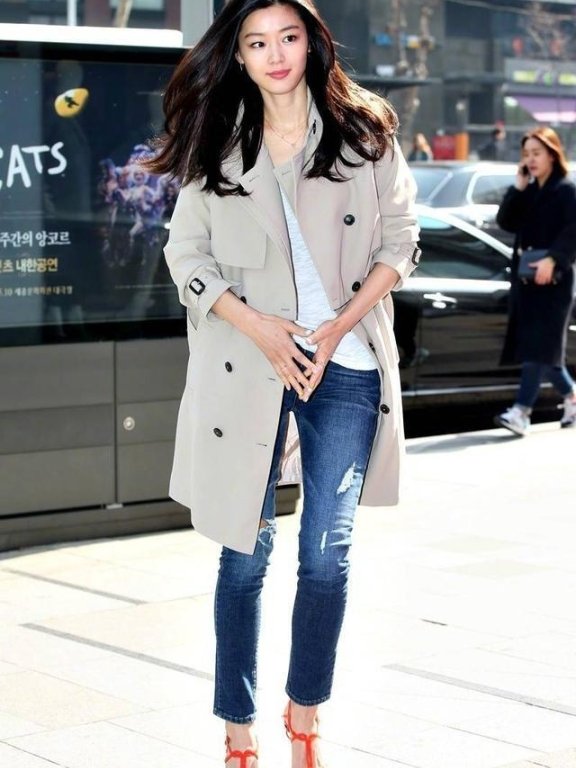 全智贤一袭大衣配长裙气场开挂，37岁俩娃妈依旧似少女