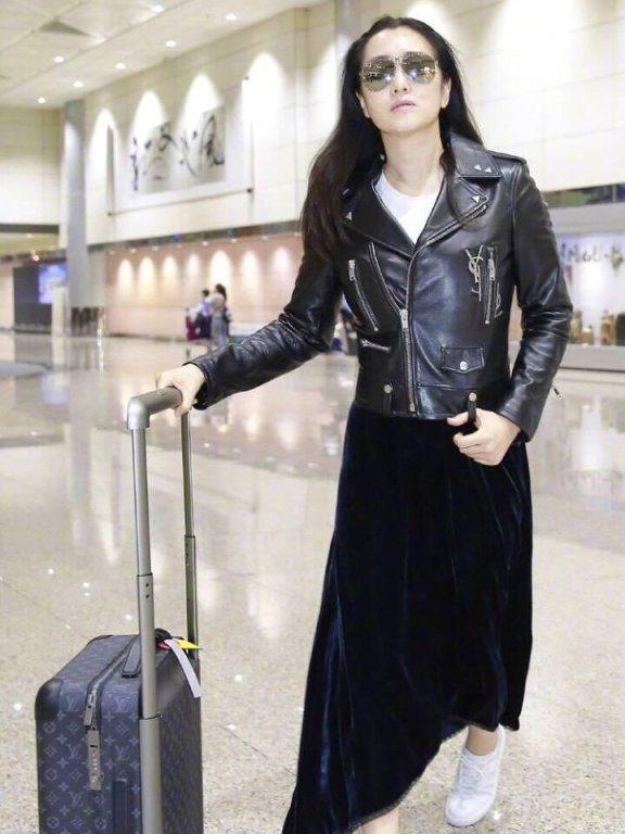 巩俐皮衣配长裙偷吃了仙丹,竟如此年轻!