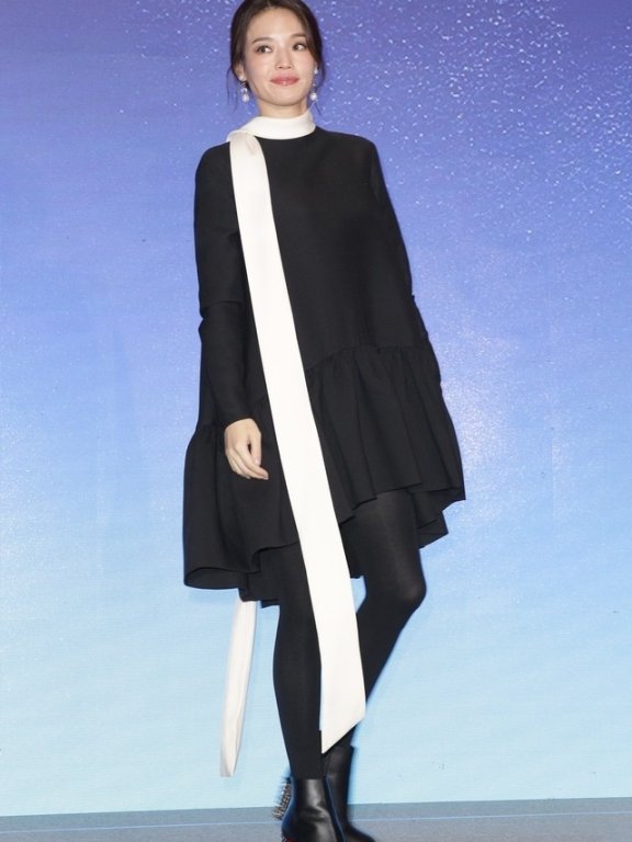 舒淇全身黑色还不觉得老气，嘟嘴卖萌暴露少女心！