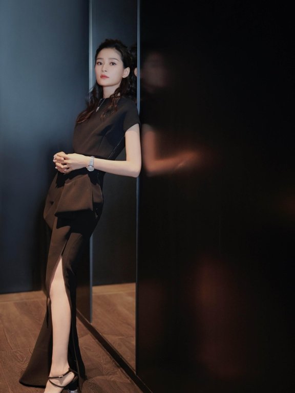 王媛可最新美图曝光 “小腰精”变身时尚icon