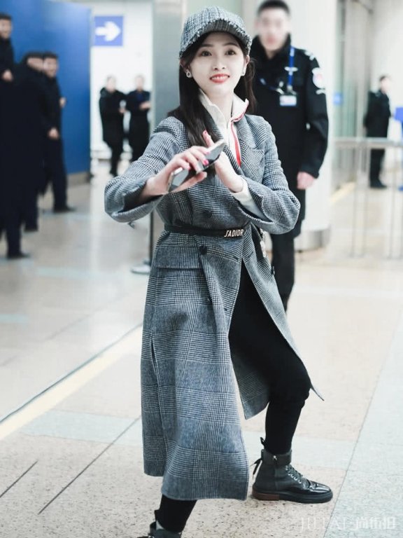 吴宣仪穿长款大衣走机场,系条腰带,显瘦显高变酷girl