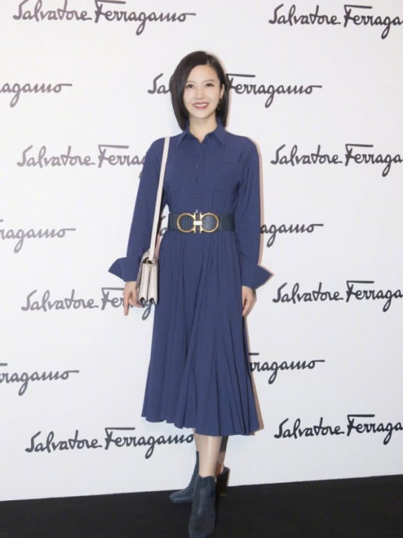 没想到杨子姗这么会穿衣打扮，衬衫裙＋短发嫩如18岁少女