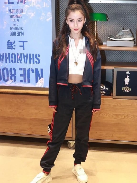 Angelababy出席商业活动,打扮欧美范十足