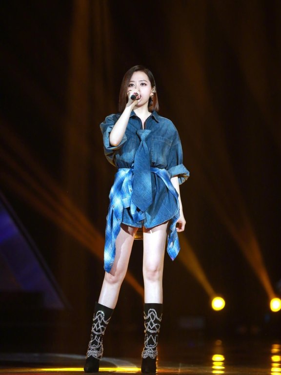张靓颖只在腰上绑一件衬衫就敢上台唱歌,网友:腿好看怕啥?