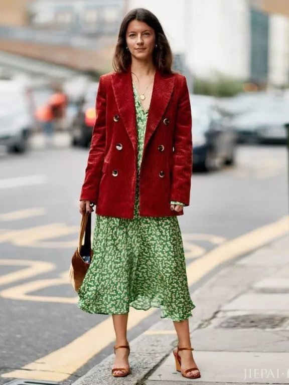 2018年欧美冬季街拍 现在正流行西装搭裙子