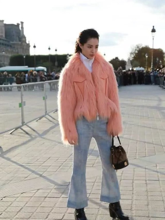 北京街拍：冬季女生穿起皮草，气质高雅又不失性感
