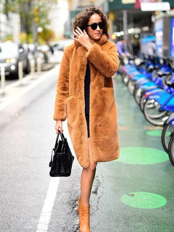 阿尔纳裹焦糖色大衣维密试装,打造秋冬时髦穿搭示范