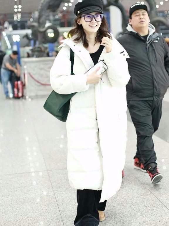 苗苗很真实,不画眉毛就敢在机场秀,甚至口红也不抹!