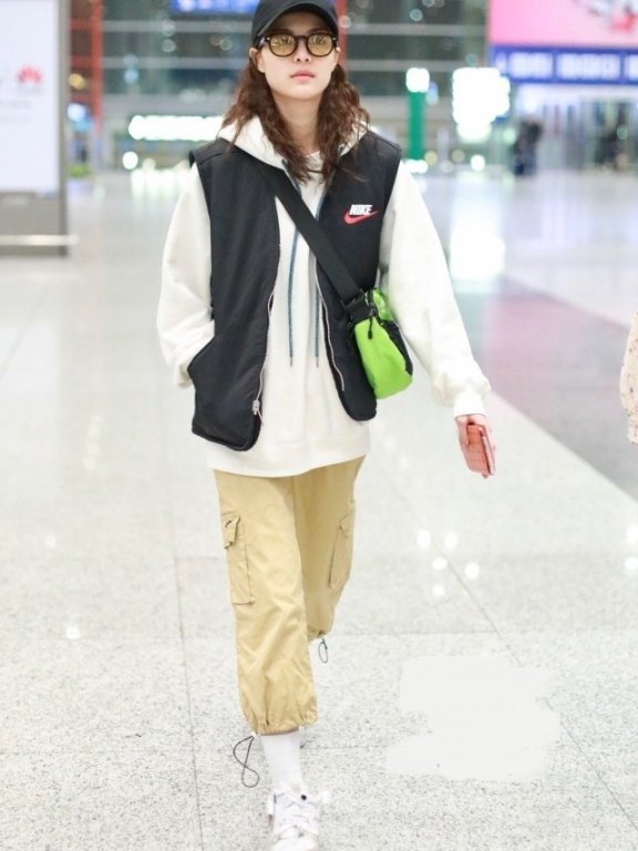 冬天你还再傻傻露脚踝？看看钟楚曦七分工装裤搭中筒袜，巨时髦！