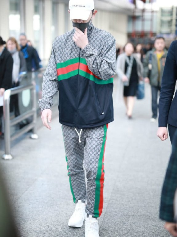 邓伦穿Gucci运动装现身机场,回顾邓伦平常的穿衣风格
