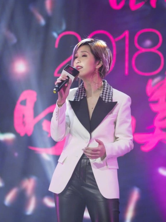杨千嬅美起来不低调,紫色头发配皮裤霸气又时髦,气质出众