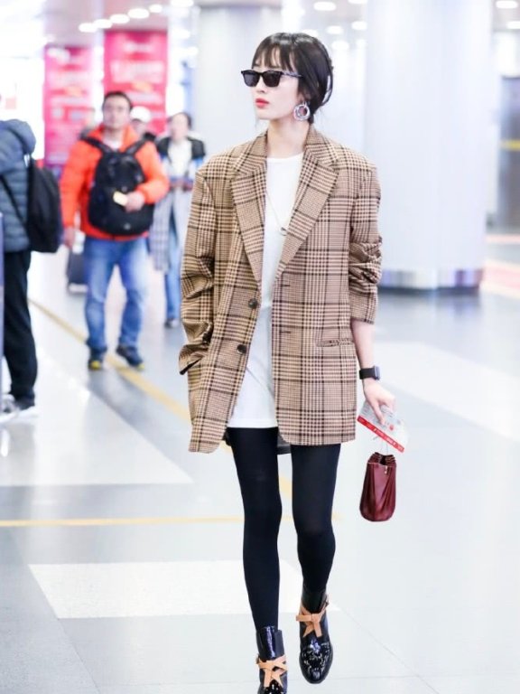 王紫璇手拿“栗子包”鞋口空荡荡,瘦到要用四根丝带绑