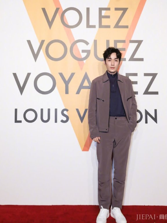 朱一龙参加展览，穿夹克衫帅气逼人