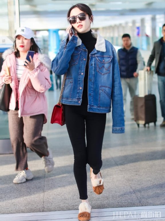 张慧雯穿一双自带刷子的球球鞋现身!