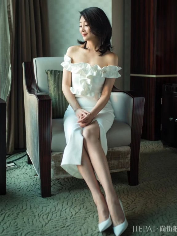 殷桃穿白裙,38岁仍美成初恋,难怪在剧中黄晓明对她一见钟情!