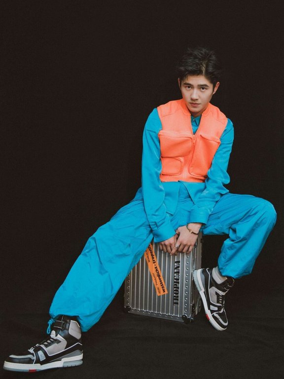 刘昊然穿一身救生衣走红毯!